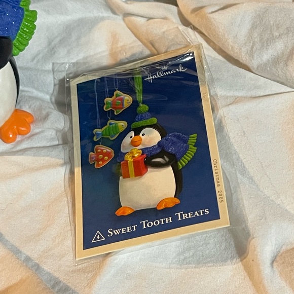 2005 Hallmark Ornament Sweet Tooth Treats Penguin - Picture 6 of 6